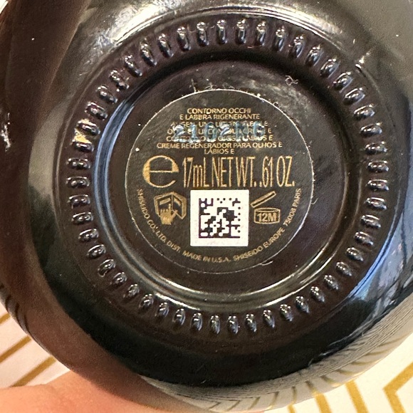 Shiseido Future Solution LX "eye cream" 0.61oz
never used
only opened to show - Picture 4 of 5